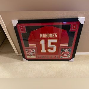 Patrick Mahomes Autographed Framed Jersey -Beckett Authenticated /brand new